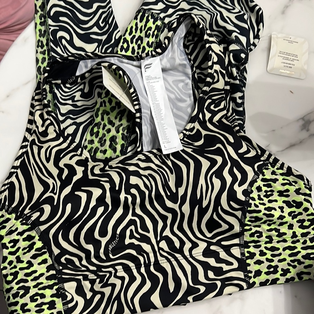Super cute Fabletics set - bra and leggings with cute pockets